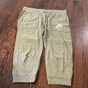 Women’s green Nike Capri jogger
